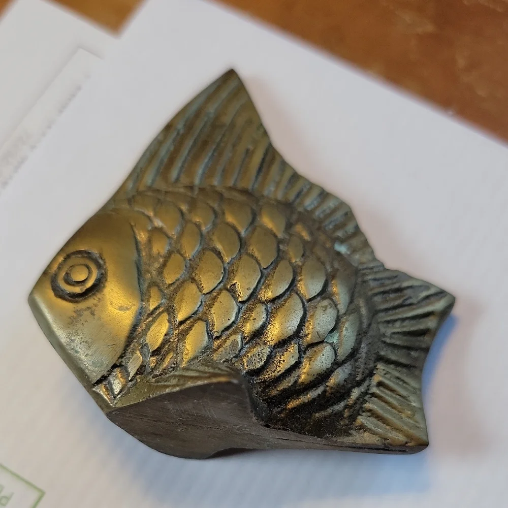 Elegant Gold Fish Decor